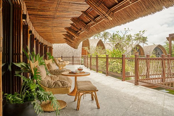 Một góc resort Phú Quốc được trang trí bàn ghế mây độc đáo