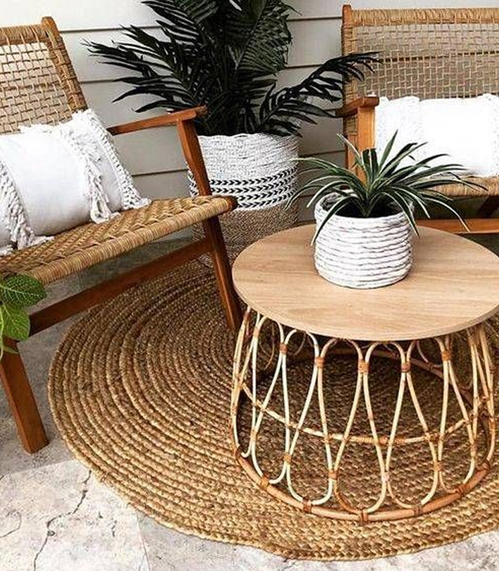 Bàn mây DIY rộng rãi, đơn giản nhưng không kém phần tinh tế