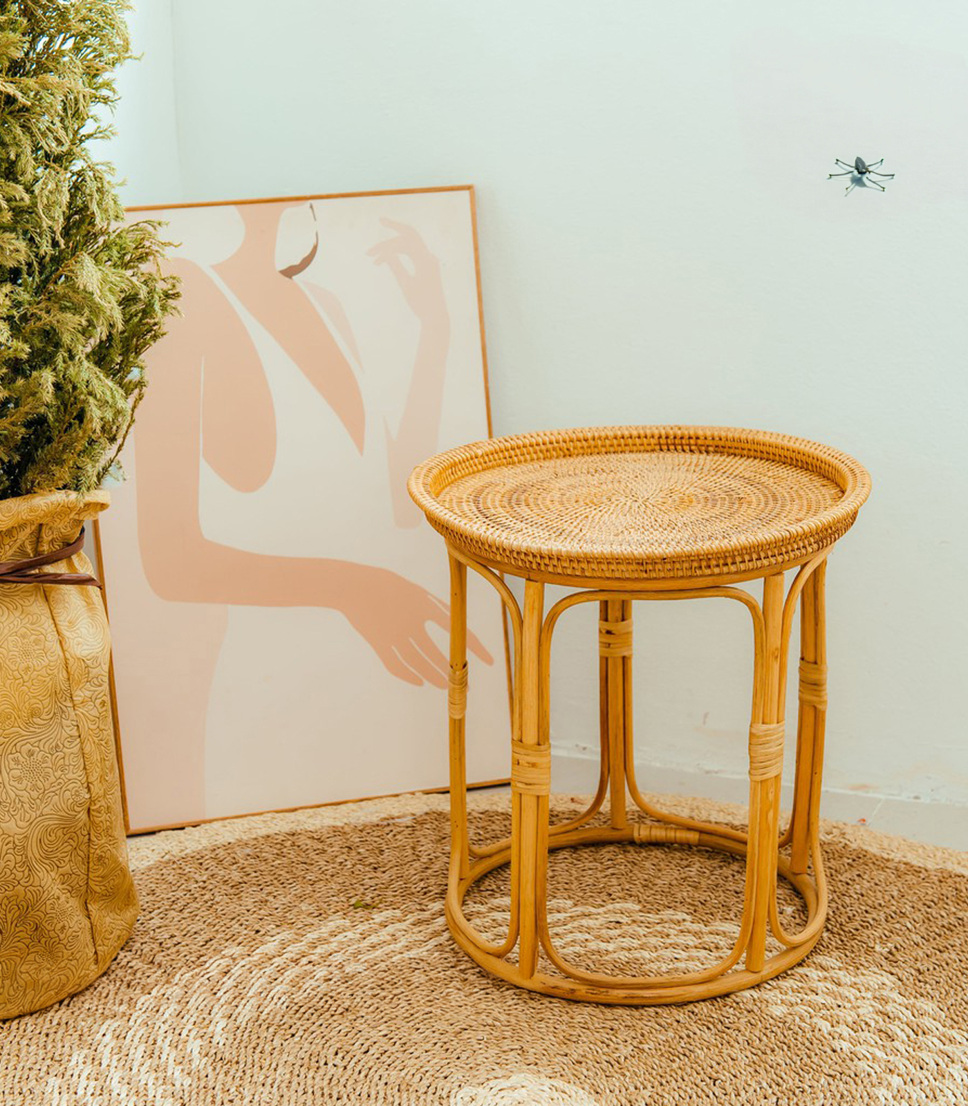 Kiểu thiết kế của bàn mây guột luôn hấp dẫn mọi người với kiểu thiết kế chân tròn hiện đại.